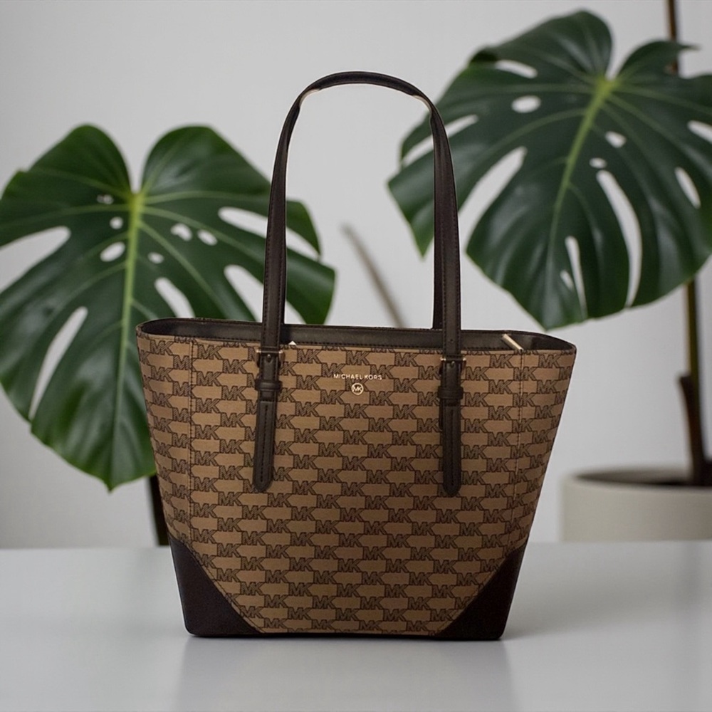 🤎MICHAEL KORS🤎Aria Large Signature Logo
Jacquard Tote Bag/Chocolate Combo/NWT